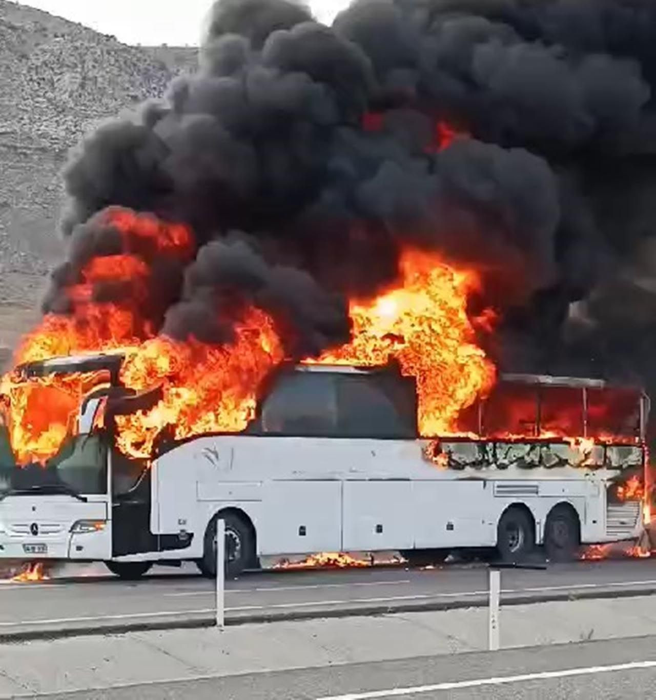 Yolcu otobüsü alev topuna döndü