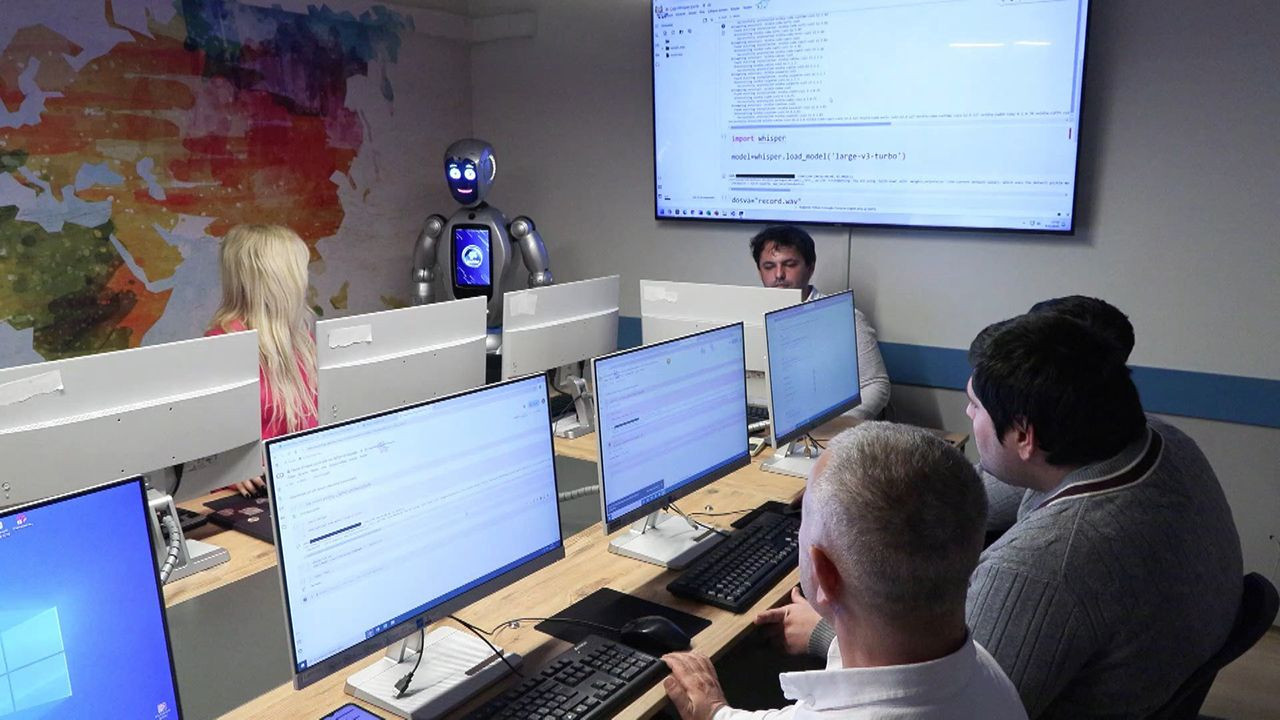 İşte karşınızda Türkiye'nin insansı akademisyen robotu Maya...