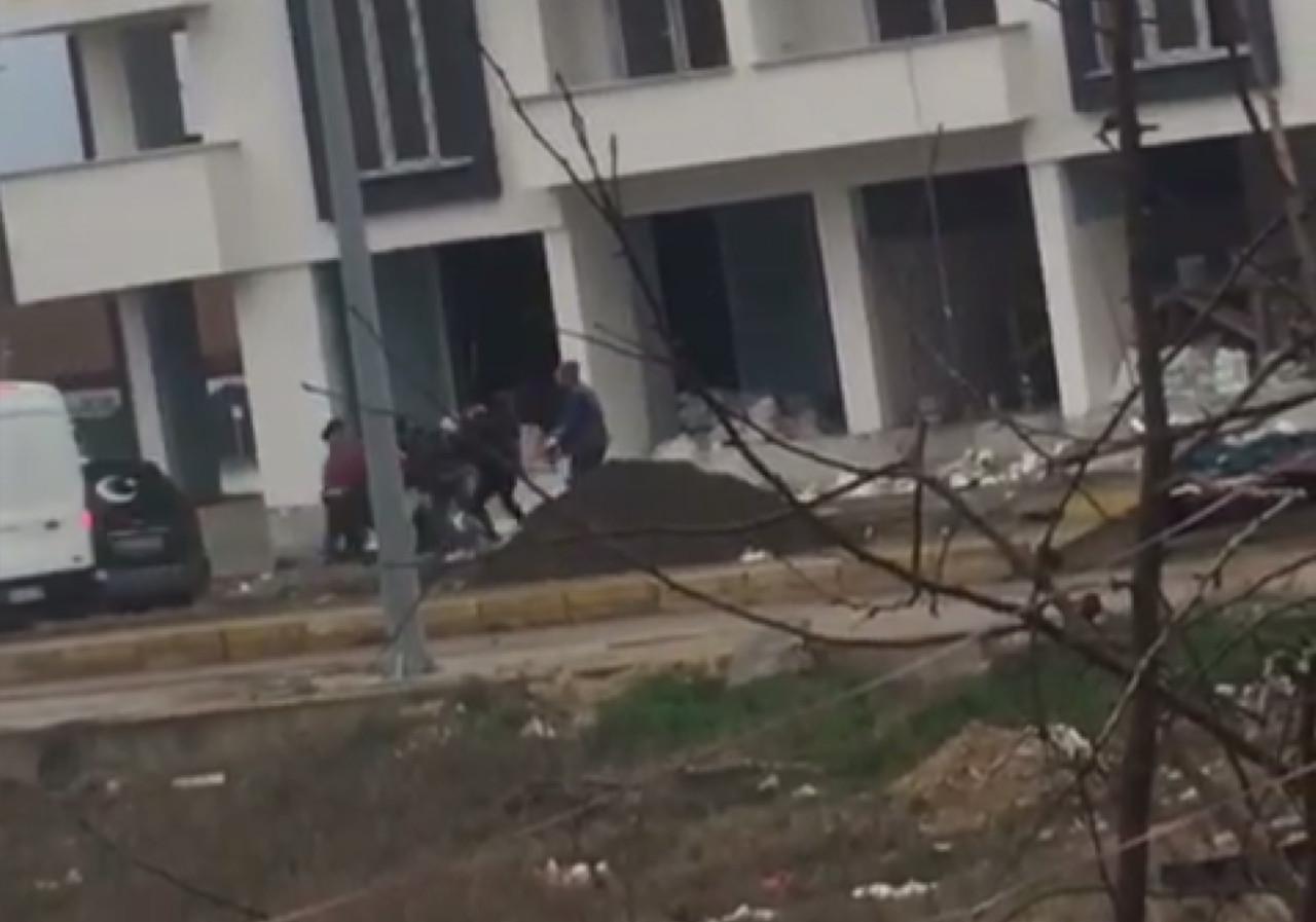 Tokat'ın Erbaa ilçesinde inşaat işçileri arasında çıkan kavga, cep telefonu kamerasına yansıdı.