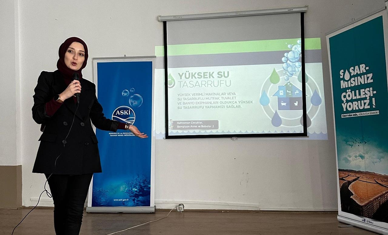 İçme suyu ve altyapı yatırımlarının yanı sıra sosyal sorumluluk projelerini de önemseyen Ankara Su ve Kanalizasyon İdaresi (ASKİ) Genel Müdürlüğü, özellikle imkânları kısıtlı olan köy okullarını ziyaret ederek, öğrencilerde su tasarrufu konusunda farkındalık oluşturmayı amaçlıyor.