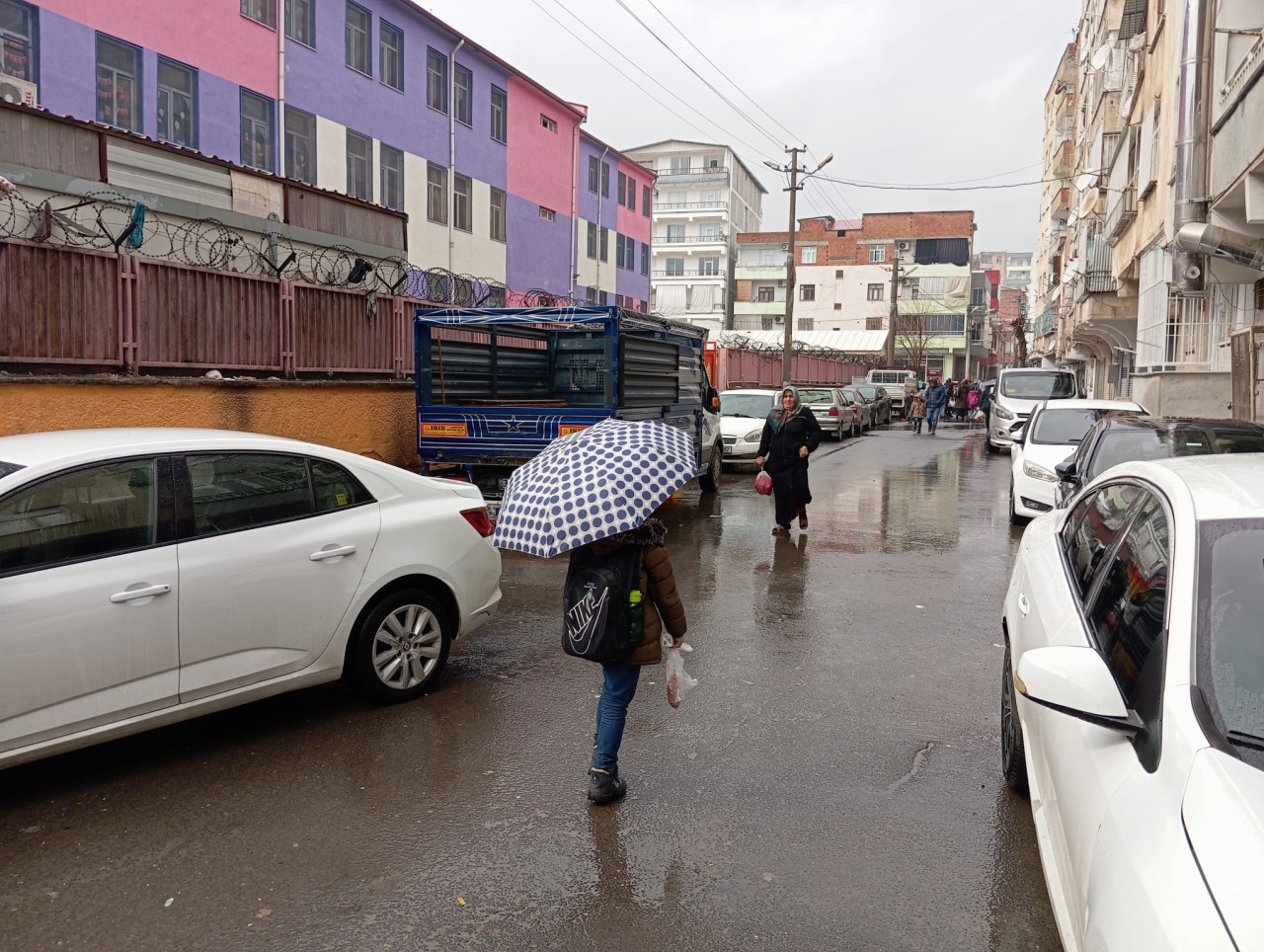Diyarbakır'ın Bağlar ilçesinde şüpheli şahıslar, mahalle bekçilerinin ''dur'' ihtarına silahla ateş ederek yanıt verdi. Olayda 1 kişi öldü, biri bekçi 2 kişi yaralandı. 