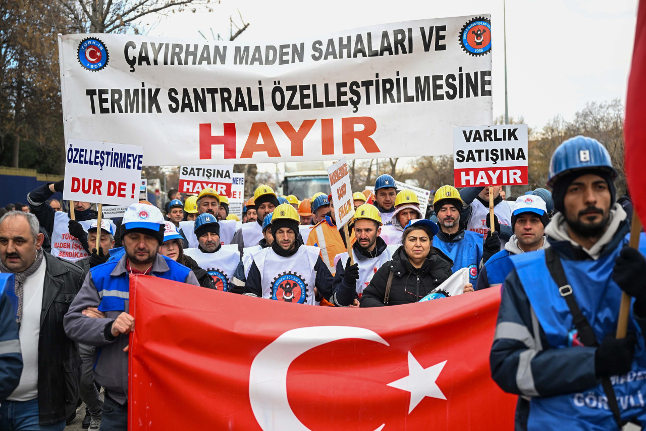Ankara Büyükşehir Belediye Başkanı Mansur Yavaş, Nallıhan’daki maden işçilerinin Çayırhan Termik Santrali’nin özelleştirilmesine karşı başlattığı mücadeleye destek vermeyi sürdürüyor. Yavaş, işçilerle birlikte Anıt Park’tan Hazine ve Maliye Bakanlığı Özelleştirme İdaresi Başkanlığı’na yürüdü. 