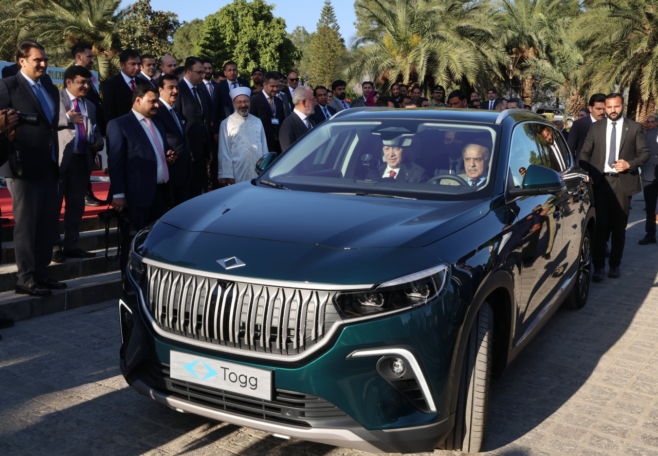 Cumhurbaşkanı Erdoğan, Pakistan Başbakanı Şahbaz Şerif’e Togg hediye etti.