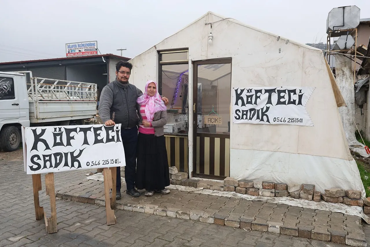 Hataylı depremzedenin felaket sonrası evi olan çadır şimdi ekmek teknesi oldu