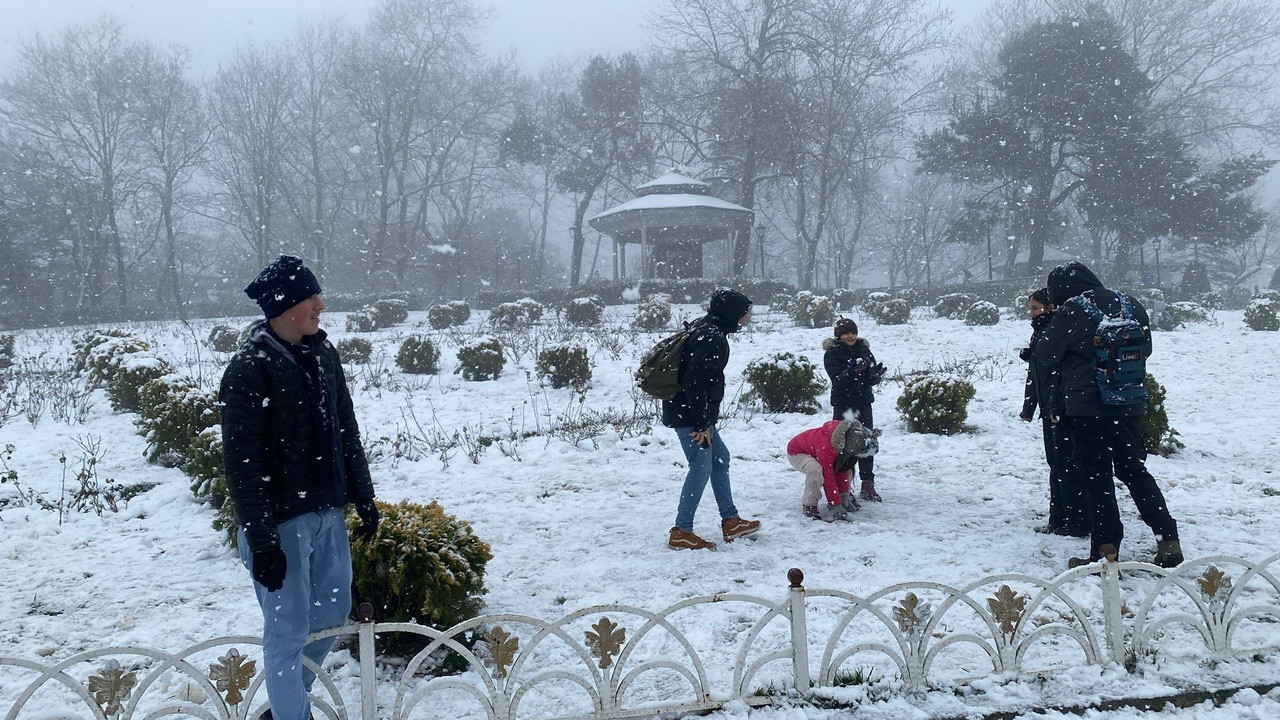 İstanbul'da 40 cm'lik kar alarmı: Hem AKOM hem Valilik saat vererek uyardı