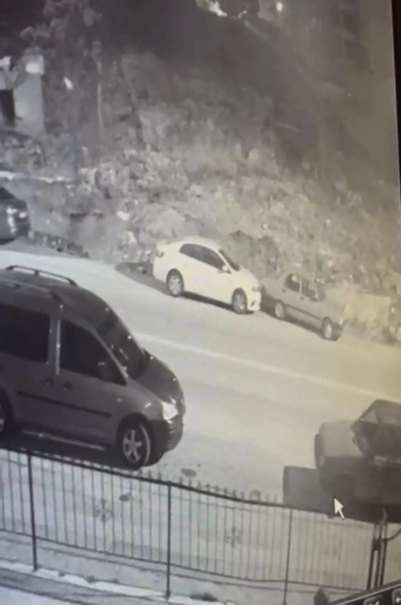 Park halindeydi, kendi kendine çalışıp, yokuş yukarı geri geri hareket edip, başka araca çarptı