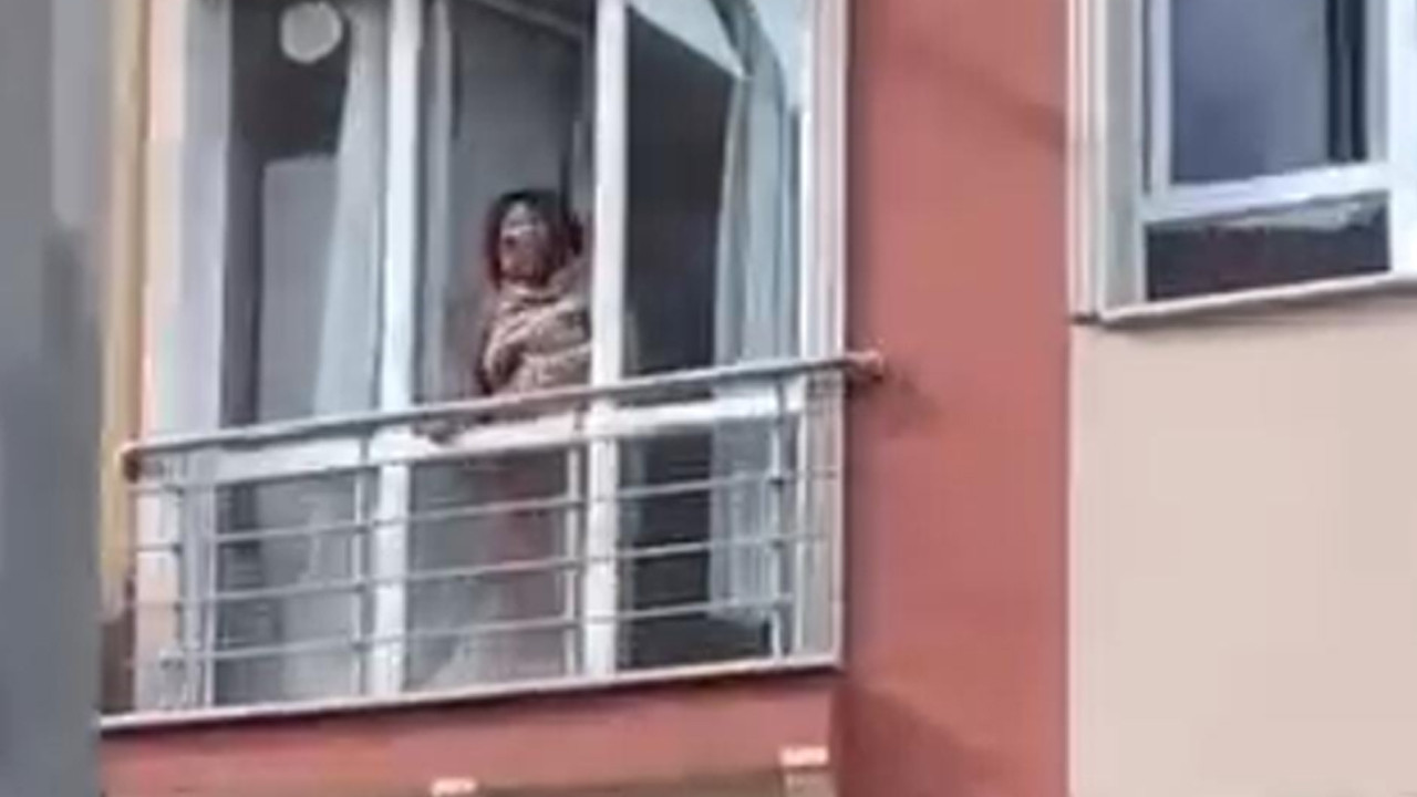 Ankara'nın Kahramankazan ilçesinde bir kişi, tartıştığı eşi ve 5 yaşındaki kayınbiraderini bıçakla yaraladı. Yaralı kadın pencereye çıkarak yardım isterken, olay sonrası kaçan şüpheli yakalandı.