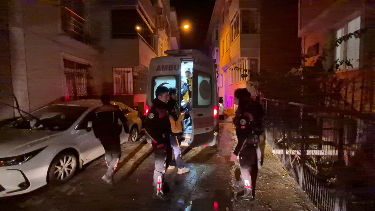 Edirne'de 19 yaşındaki genç, tartıştığı babasını bıçaklayarak yaraladı. Olay yerinden kaçan şüpheli polis tarafından yakalandı.