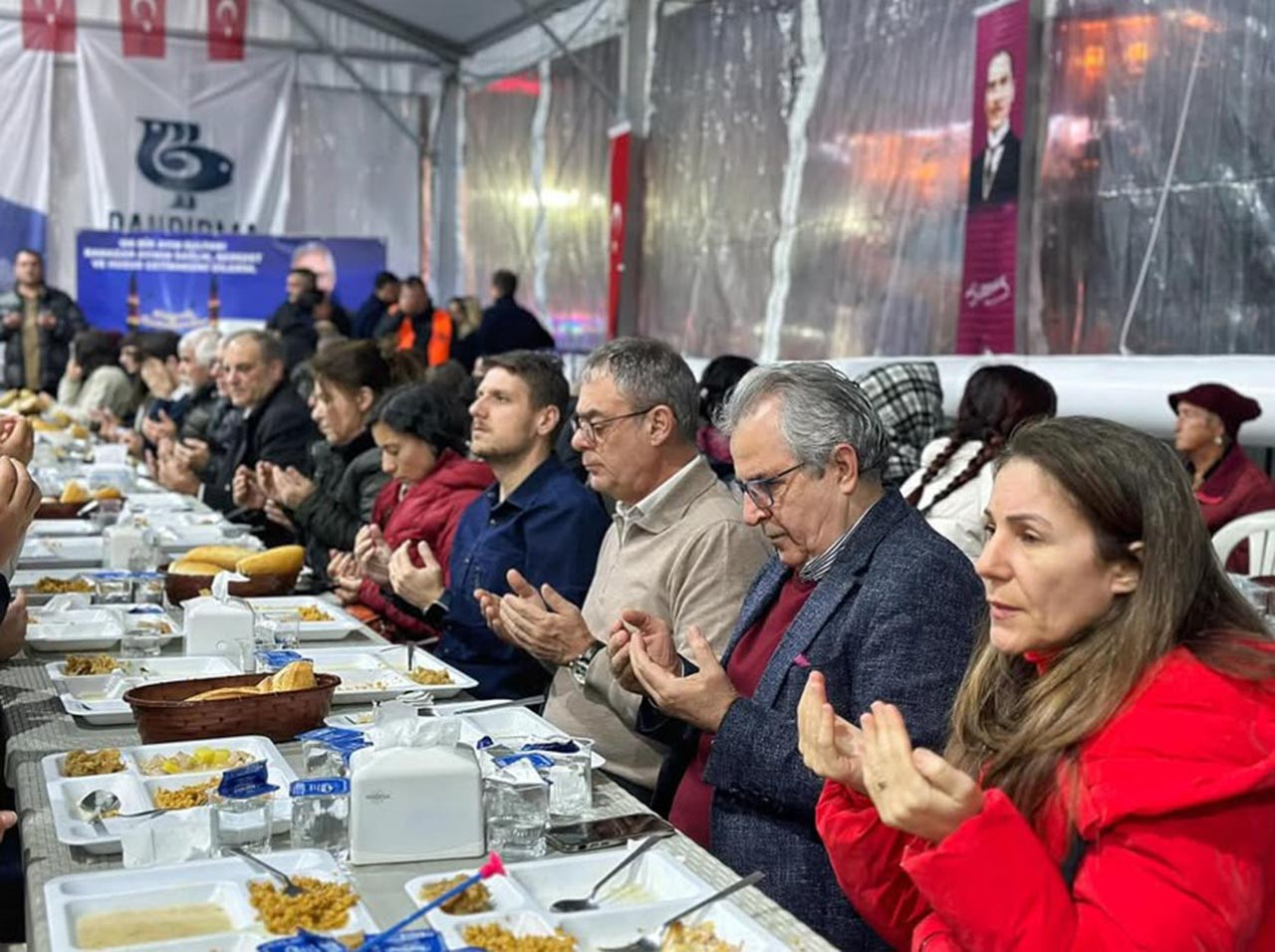 Bandırma Belediyesi’nin iftar ve etkinlik çadırında Ramazan ayının bereketi, birlik ve beraberlik içinde yaşanmaya devam ediyor.