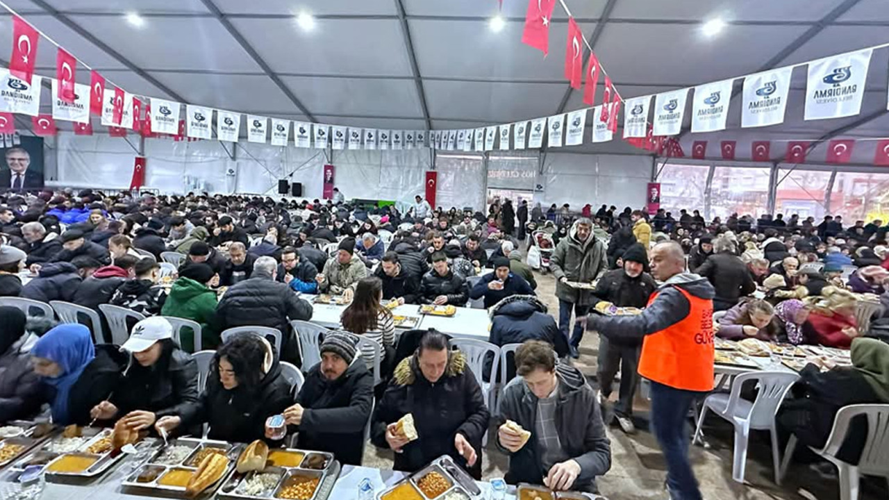 Balıkesir’in Bandırma ilçesinde, Bandırma Belediyesi tarafından kurulan iftar çadırında, Bandırma Ticaret Borsası’nın desteğiyle vatandaşlara iftar yemeği ikram edildi.