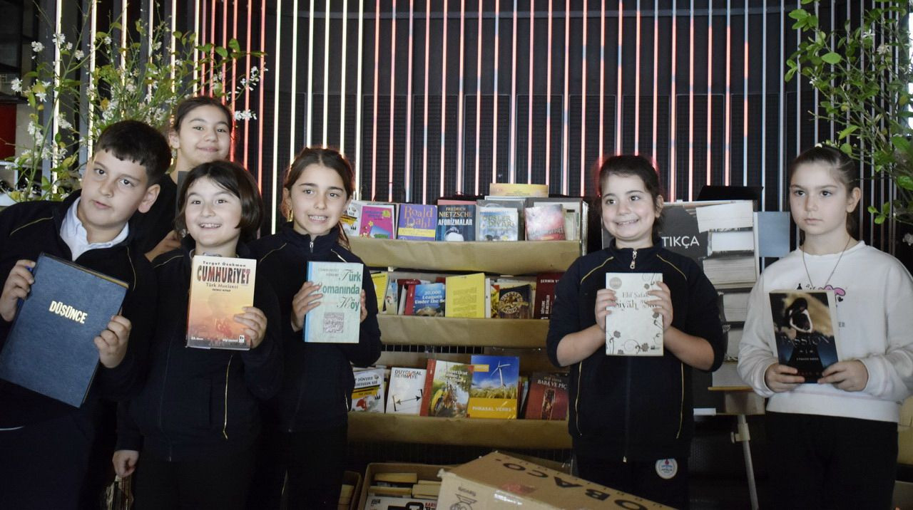 ''Kitap getirene kahve bizden'' kampanyasında toplanan kitap sayısı herkesi şaşırttı