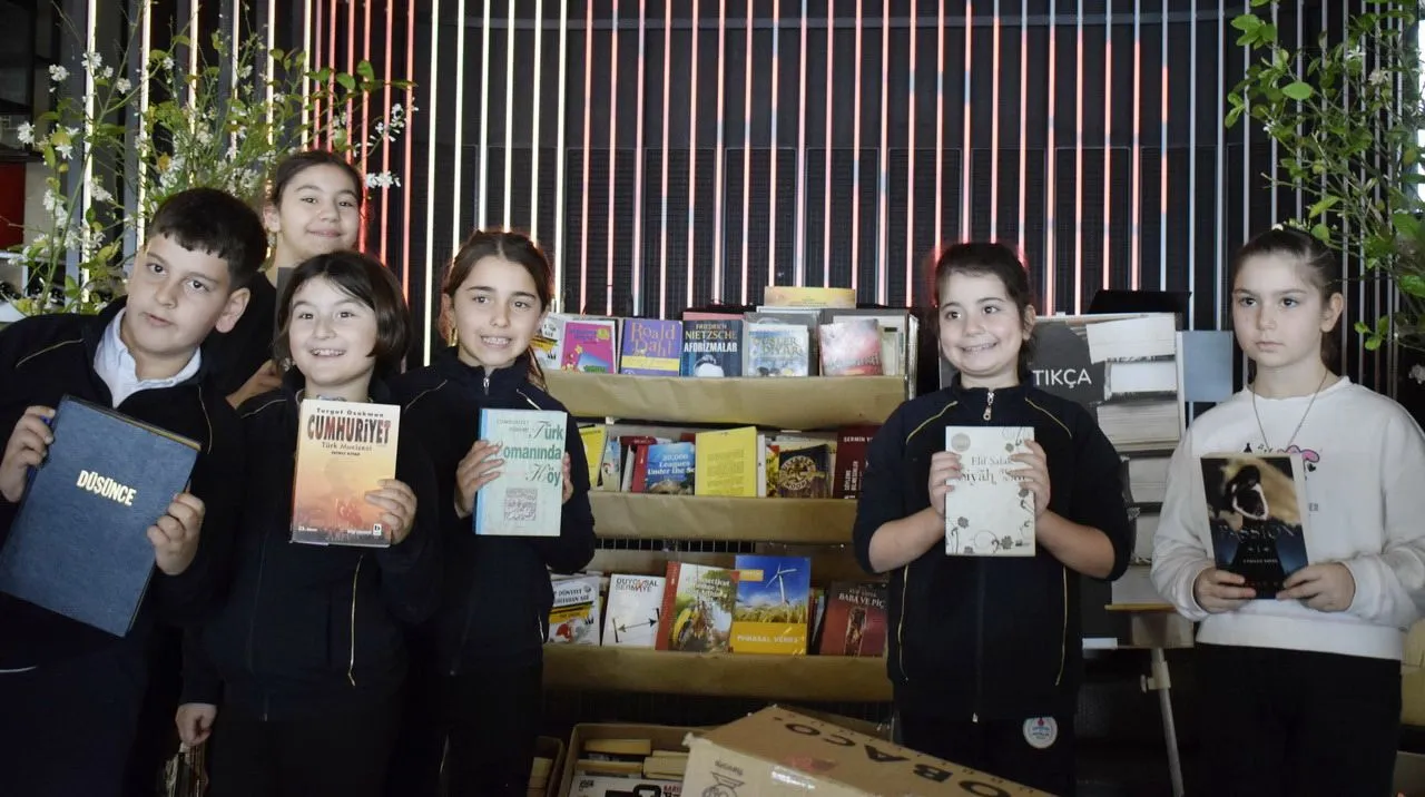 ''Kitap getirene kahve bizden'' kampanyasında toplanan kitap sayısı herkesi şaşırttı