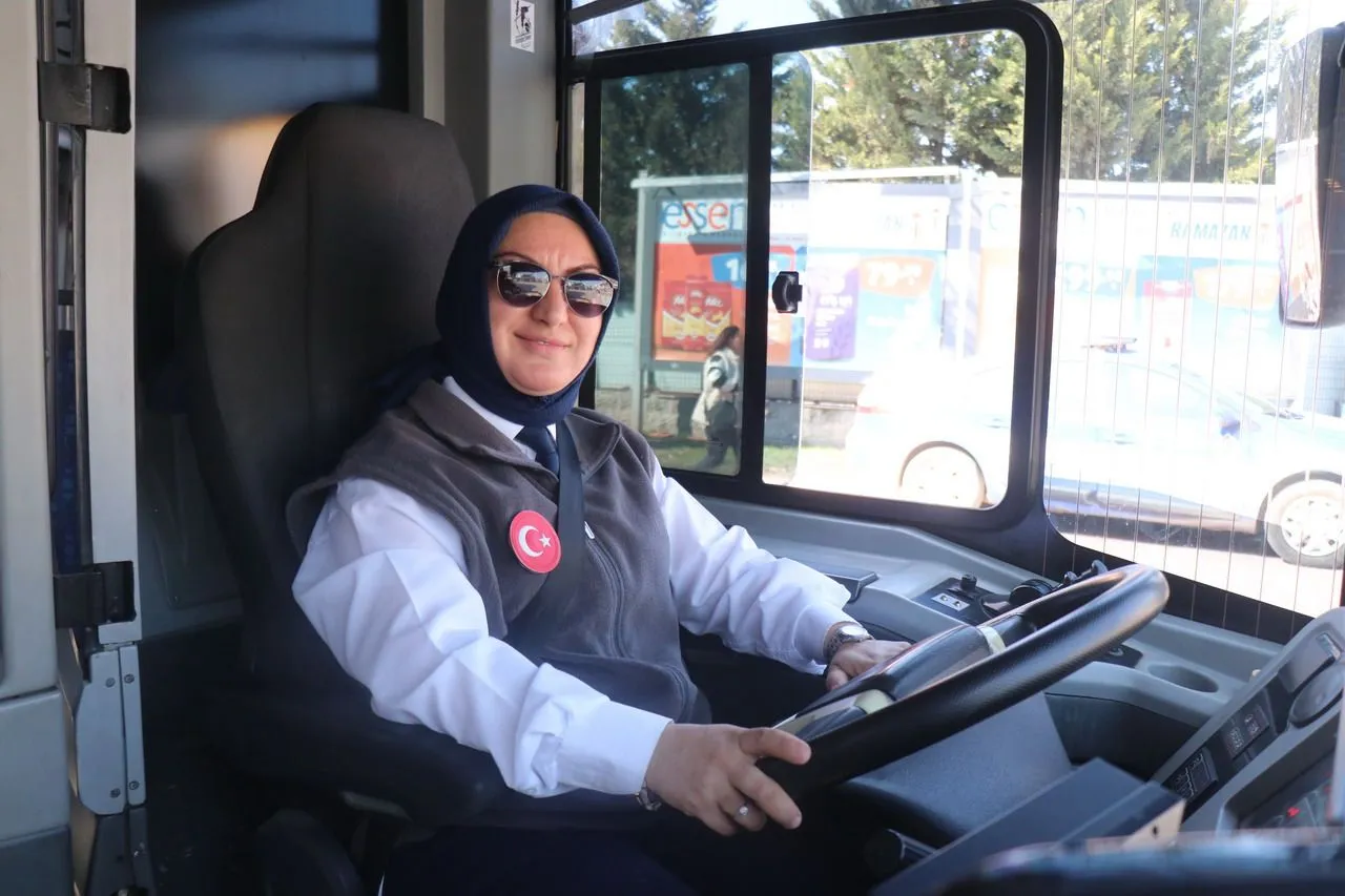 Tüm ön yargıları yıkıp, belediyede otobüs şoförü oldu