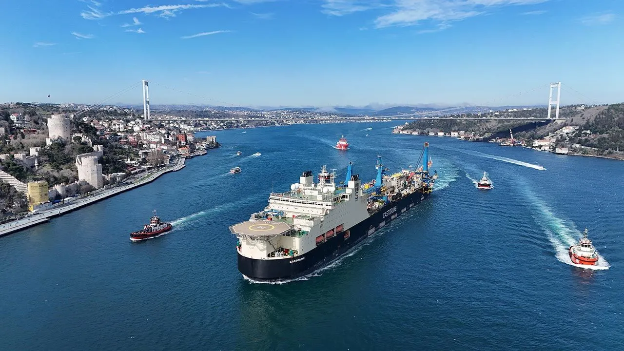 325 metrelik dev gemi İstanbul Boğazı'ndan böyle geçti
