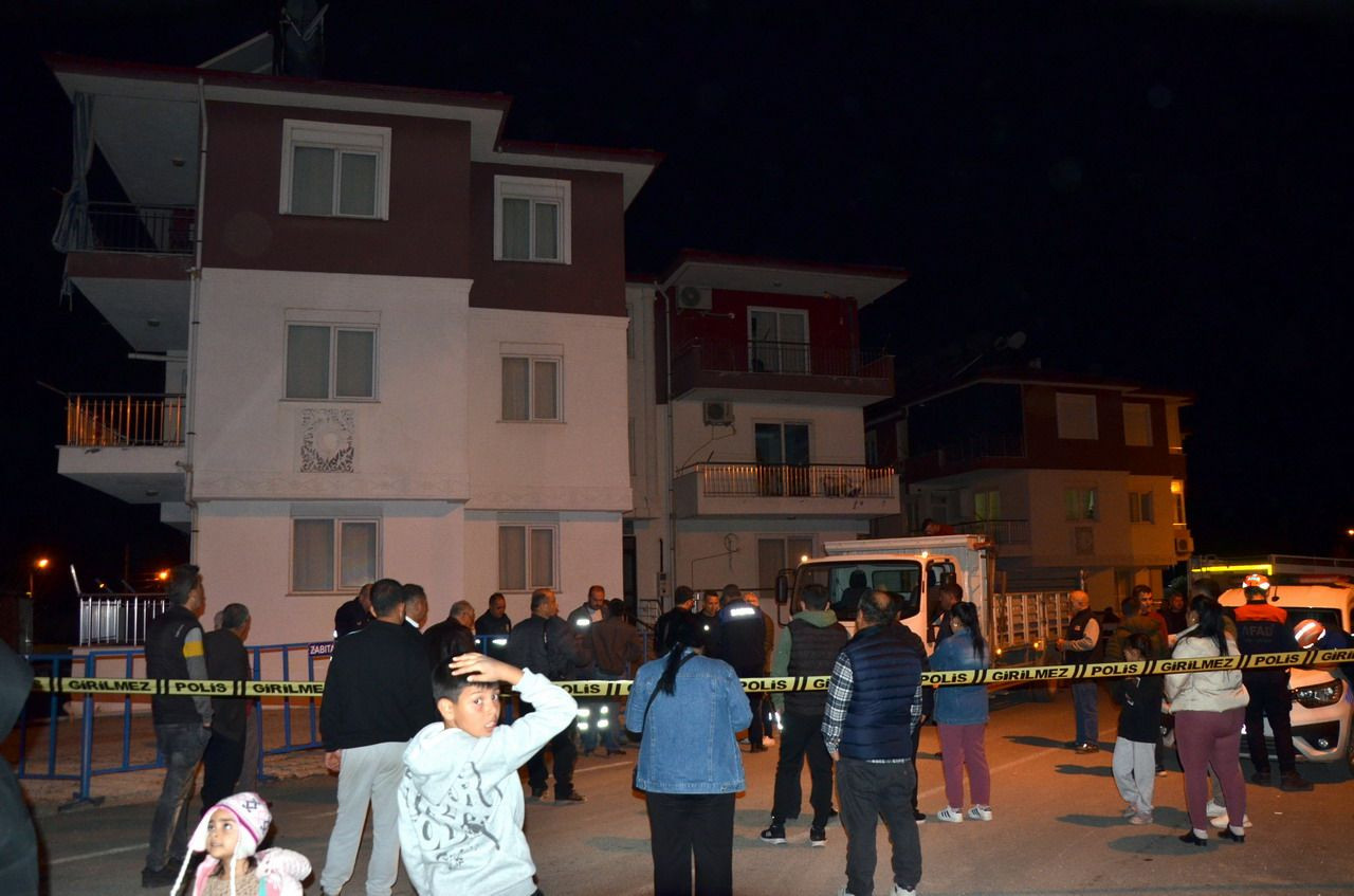 Yeni satın aldıkları evin duvarları çatladı, apartman tahliye edildi