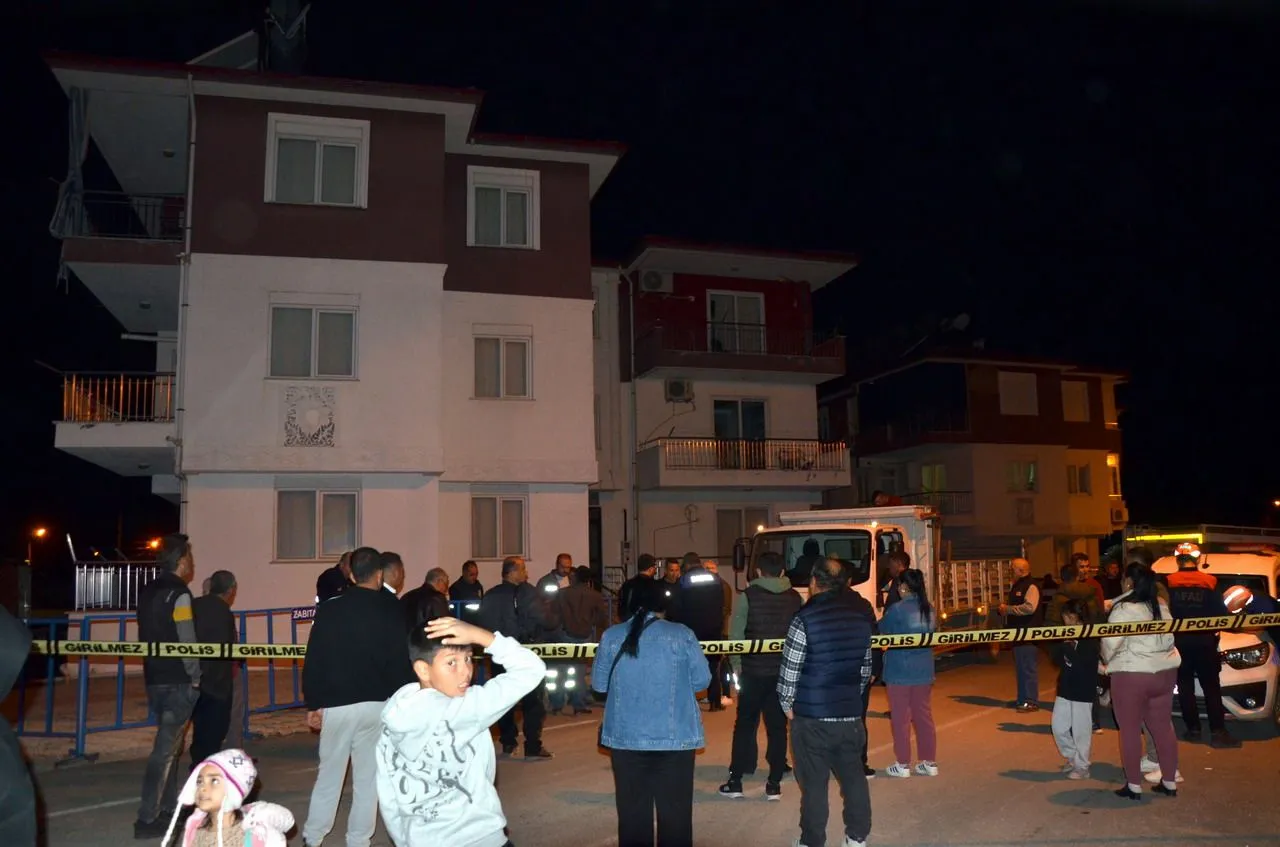 Yeni satın aldıkları evin duvarları çatladı, apartman tahliye edildi