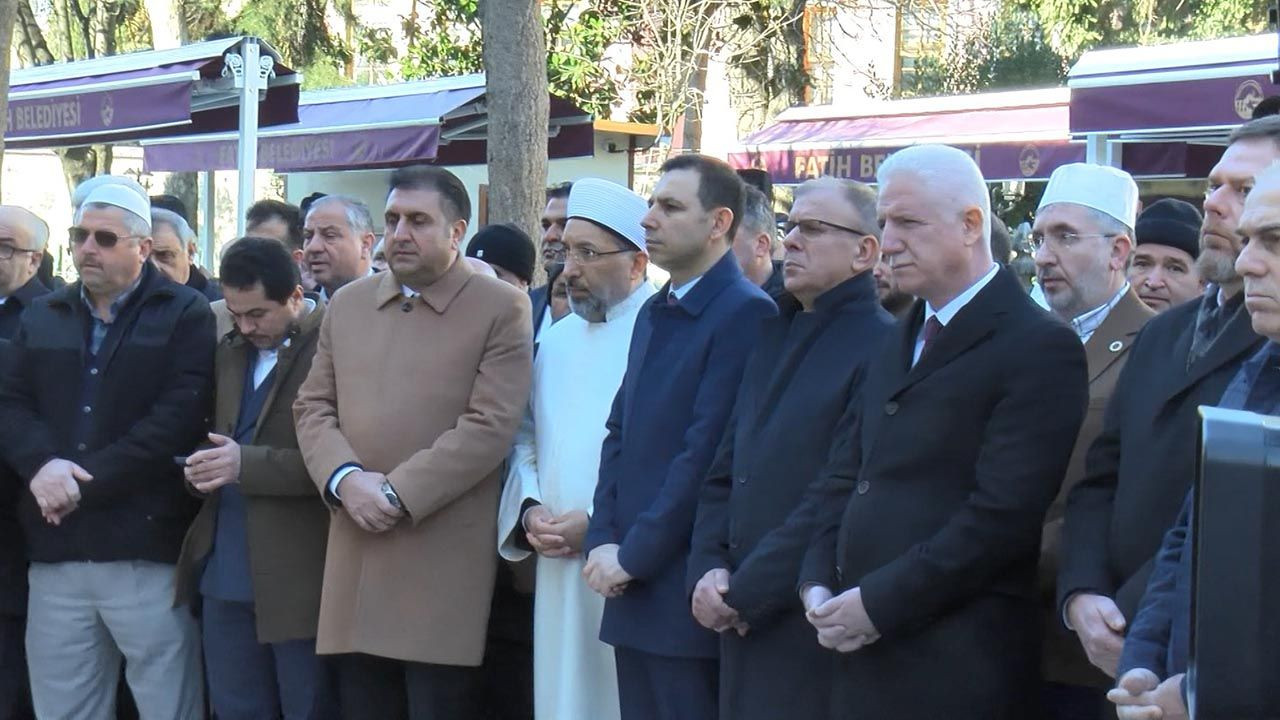 Kutsal emanet Hırka-i Şerif ziyarete açıldı, uzun kuyruklar oluştu