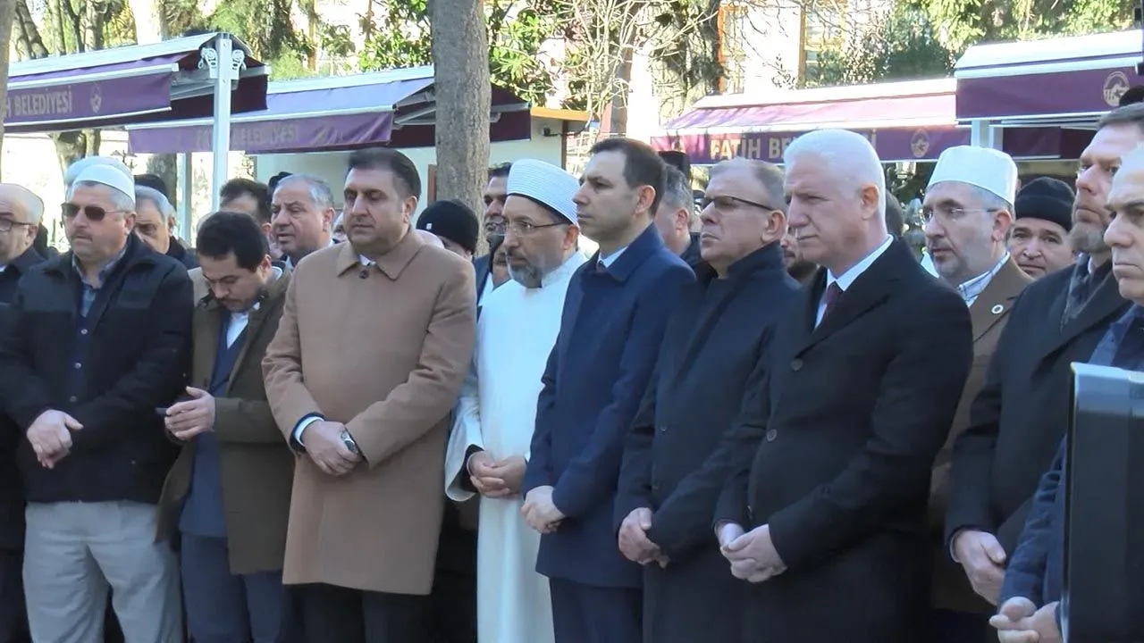 Kutsal emanet Hırka-i Şerif ziyarete açıldı, uzun kuyruklar oluştu