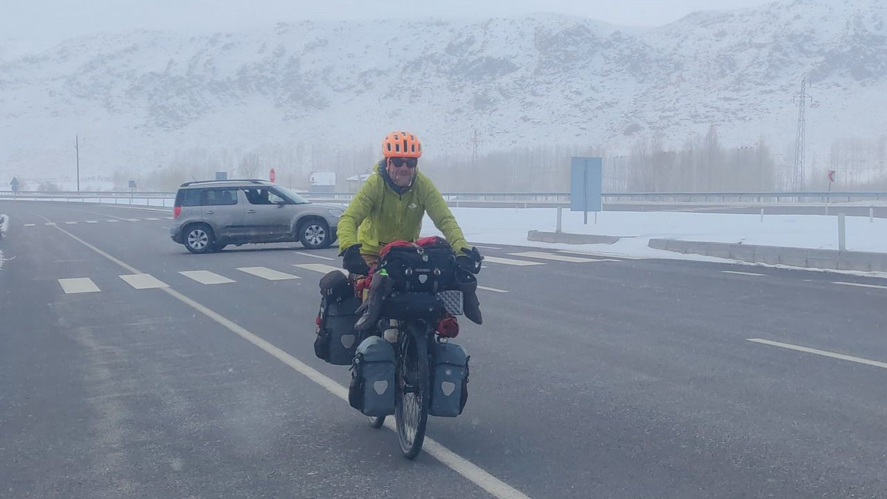 Fransa'dan yola çıktı, eksi 18 derecede bisikletiyle Van'a ulaştı