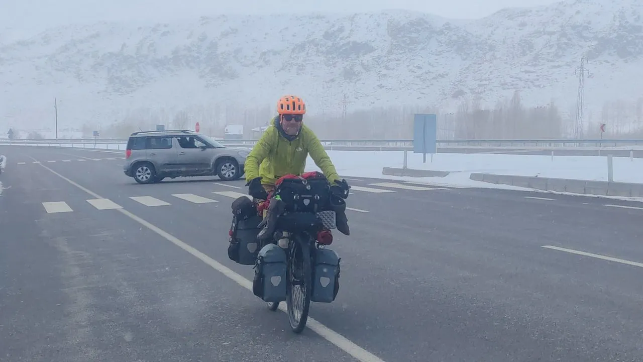 Fransa'dan yola çıktı, eksi 18 derecede bisikletiyle Van'a ulaştı