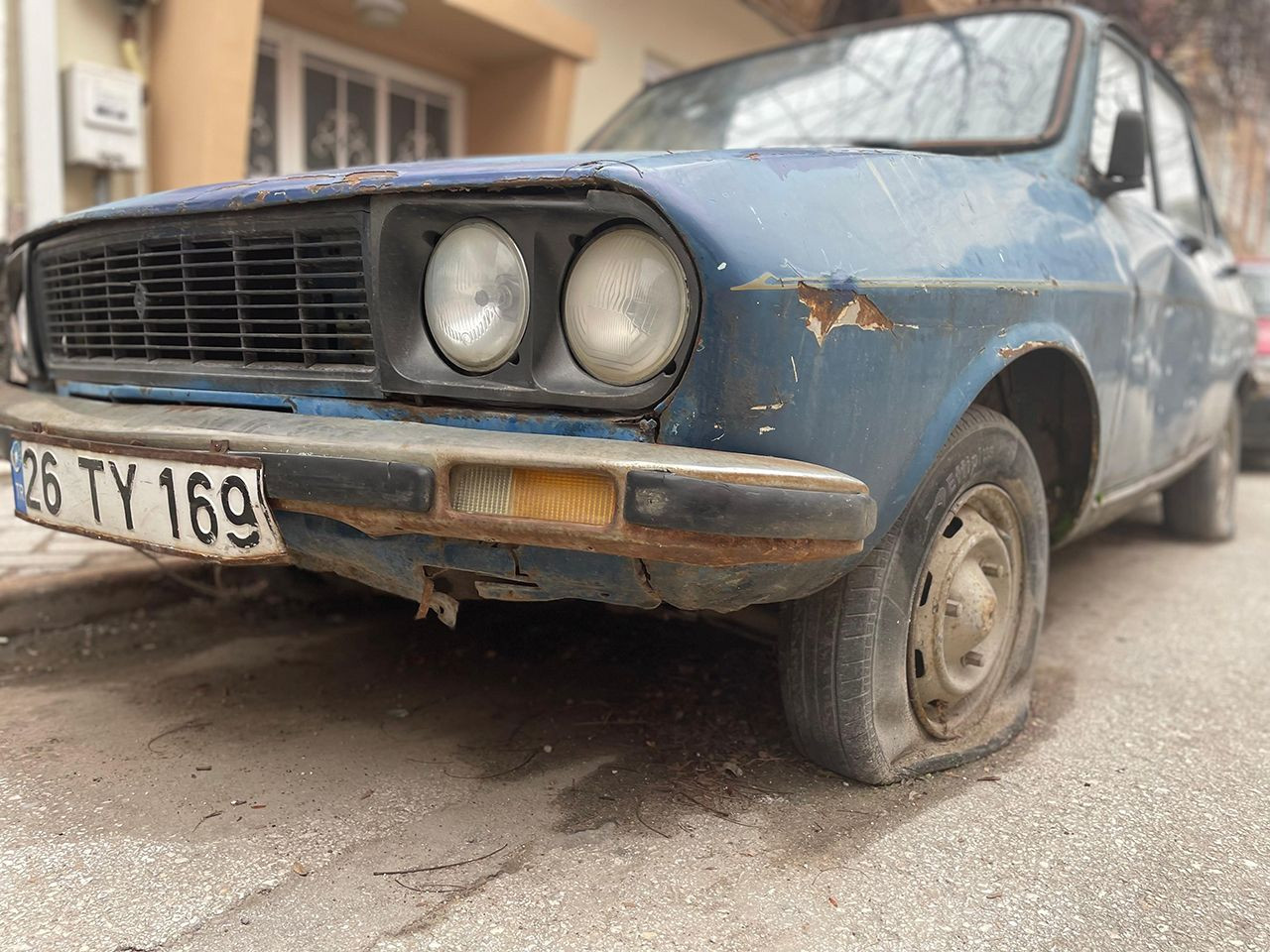 Mahalledeki gizemli otomobil hem merak hem de endişe yarattı Mahalledeki gizemli otomobil hem merak hem de endişe yarattı