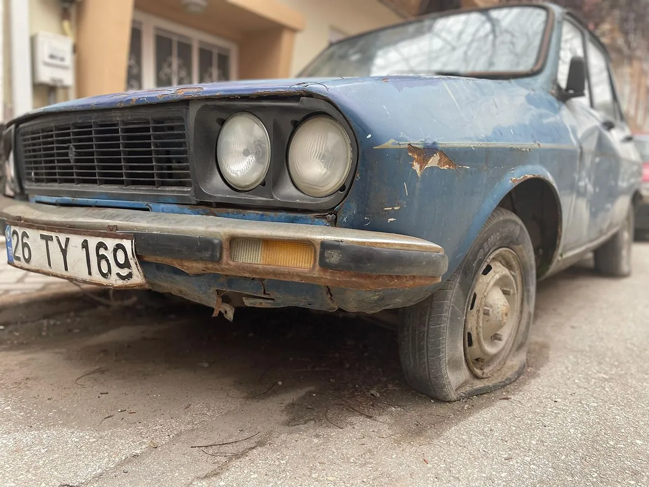 Mahalledeki gizemli otomobil hem merak hem de endişe yarattı Mahalledeki gizemli otomobil hem merak hem de endişe yarattı