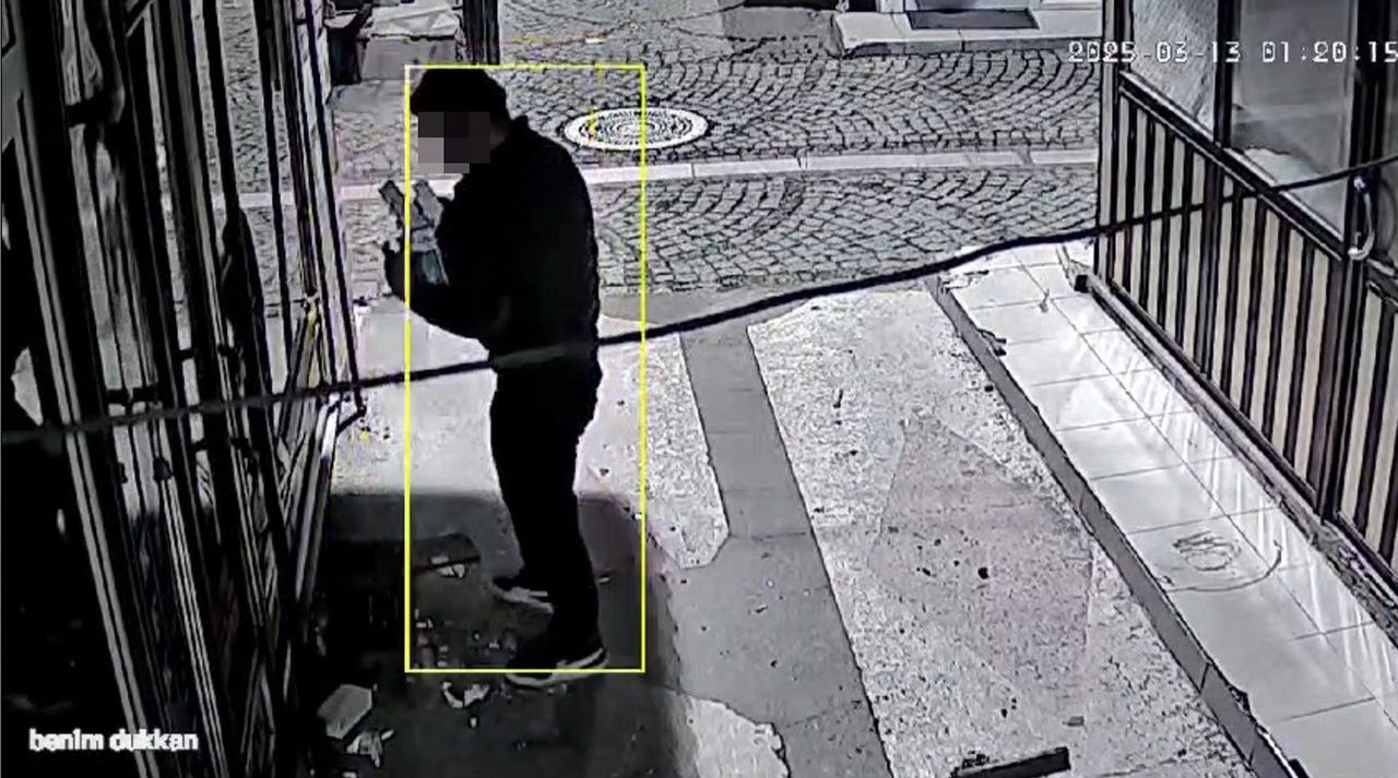 Pişkin soyguncular kamerada: Çekirdek yiyerek, dinlene dinlene soydular