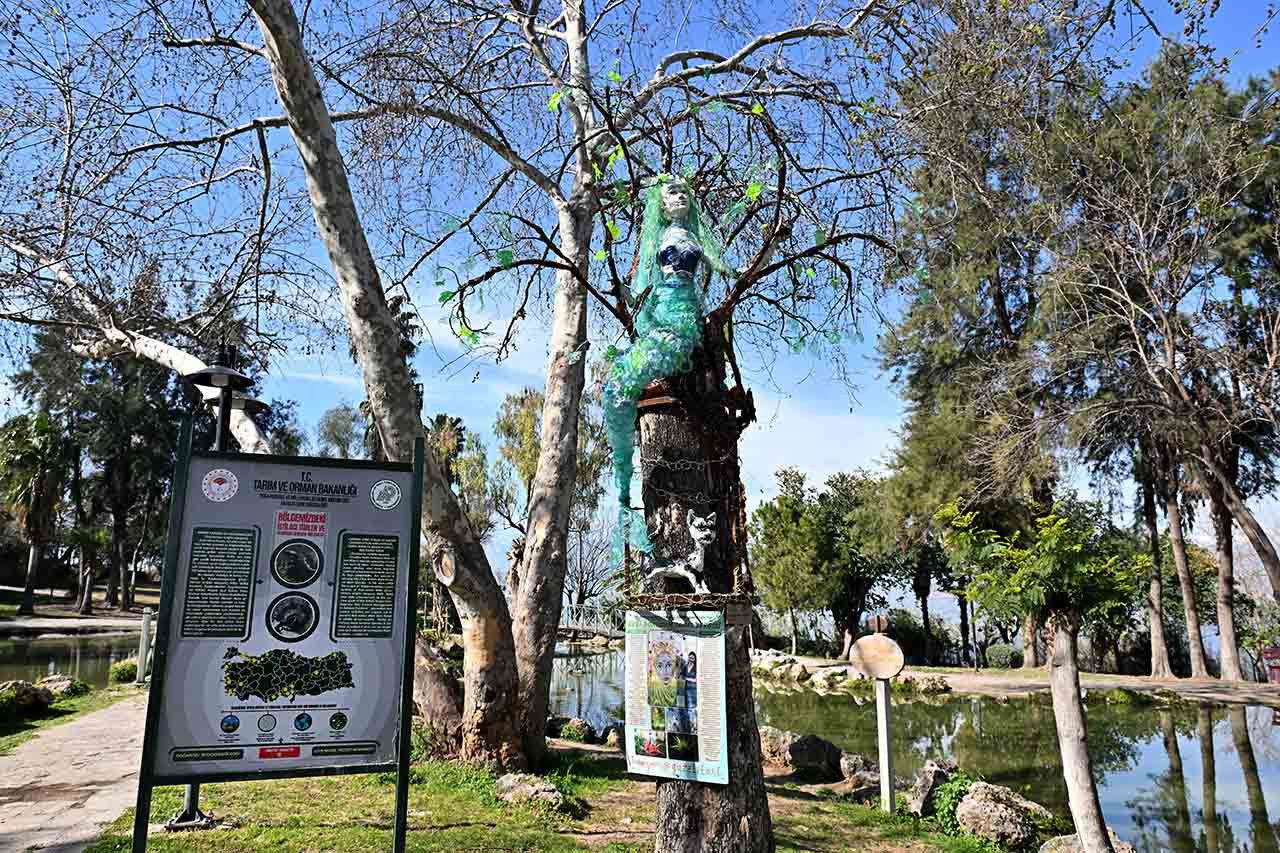 Muratpaşa Belediyesi’nin falez sahil bandında yer alan Manavoğlu Parkı’nda, ünlü Rus yazar ve şair Aleksandr Puşkin’in Ruslan ve Ludmila şiiri, atık malzemelerden yapılan heykele dönüştü.