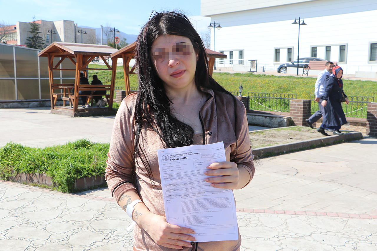 Samsun'da yaşanan korkunç olayda 32 yaşındaki bir genç kadın sokak ortasında hem tacize uğradı hem de darp edildi. Saldırganın hastanelik ettiği genç kadının yüzünde 2 kırık oluştu.