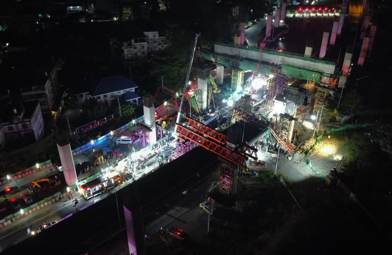 Tayland'ın başkenti Bangkok’ta inşaat halindeki bir otoyol köprüsünde meydana gelen çökme sonucu 7 kişi hayatını kaybetti, 30 kişi yaralandı.