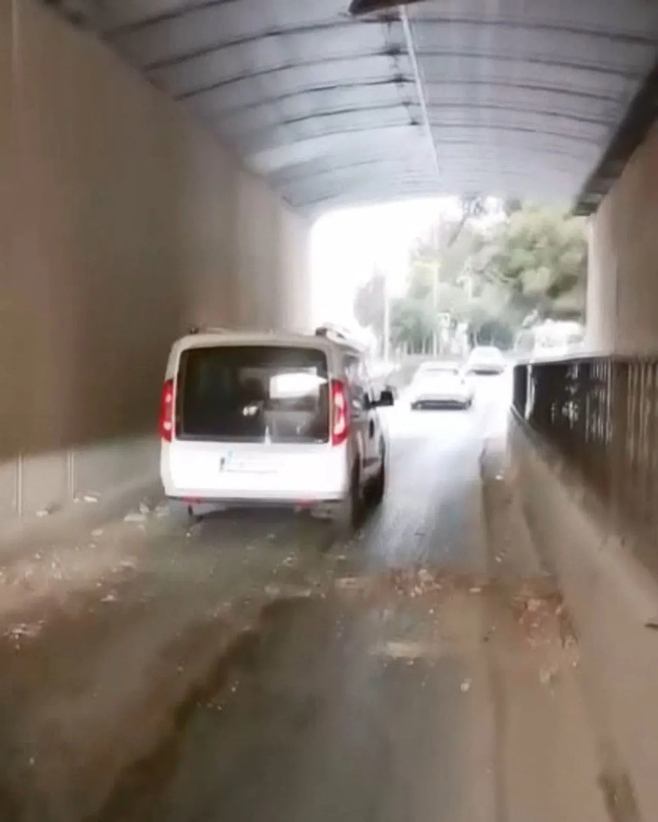 İstanbul'da alt geçitte bir faciadan dönüldü: Beton parçaları araçların üzerinde düştü