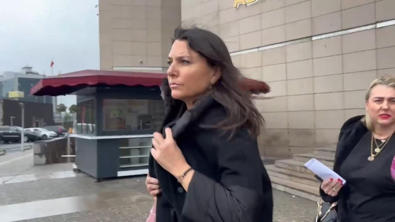 Ünlü haber spikeri Ece Üner, sosyal medya hesabından ifadeye çağrıldığını duyurdu. Üner hakkında, ''yargı organlarını alenen aşağılama'' ve ''adli yargılamayı etkilemeye teşebbüs'' suçundan soruşturma başlatıldığı öğrenildi. Üner, yurtdışı çıkış yasağı ve imza şartı talebiyle serbest bırakıldı.
