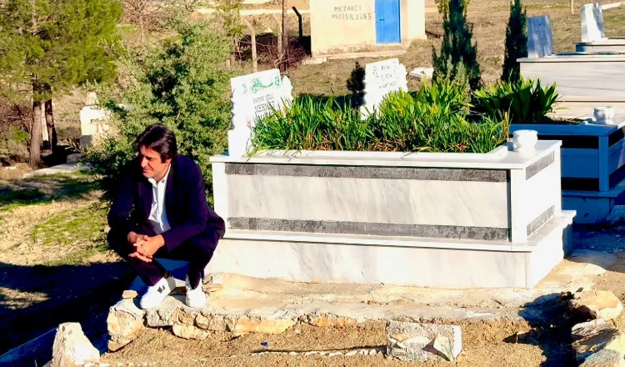 İki annesini de kaybeden Mahsun Kırmızıgül artık o şarkıyı söylemeyecek