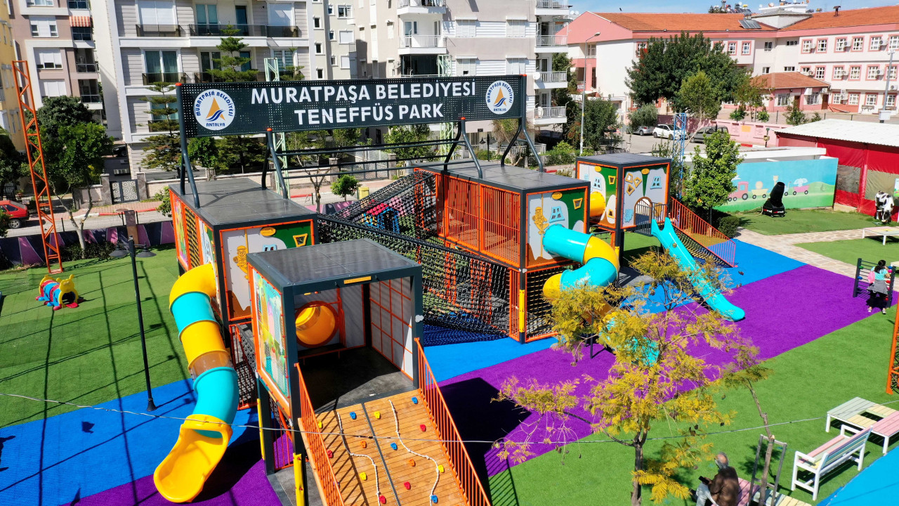 Antalya’da Muratpaşa Belediyesi’nin açık hava çocuk oyun dünyası Teneffüs Park’a yeni bir oyun parkuru kuruldu.