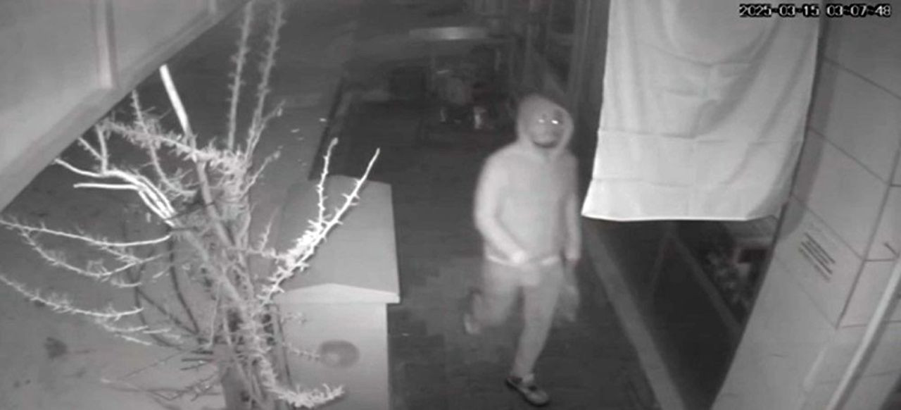 Türk Bayrağı'na hain saldırı.. Bayrağımızı kopartan hadsiz kamerada Türk Bayrağı'na hain saldırı.. Bayrağımızı kopartan hadsiz kamerada