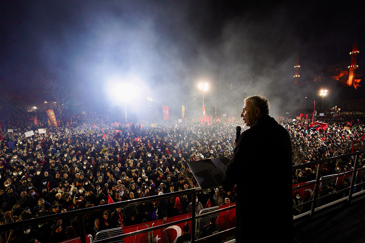 İstanbul Büyükşehir Belediyesi (İBB) odaklı operasyonlara karşı İBB'nin Saraçhane'deki başkanlık binası önündeki mitinge Memleket Partisi lideri Muharrem İnce de katıldı. Burada bir konuşma yapan Muharrem İnce "Recep Tayyip Erdoğan kendi geleceği memleketi batırıyor. Erdoğan’ın derdi koltuğudur" dedi.