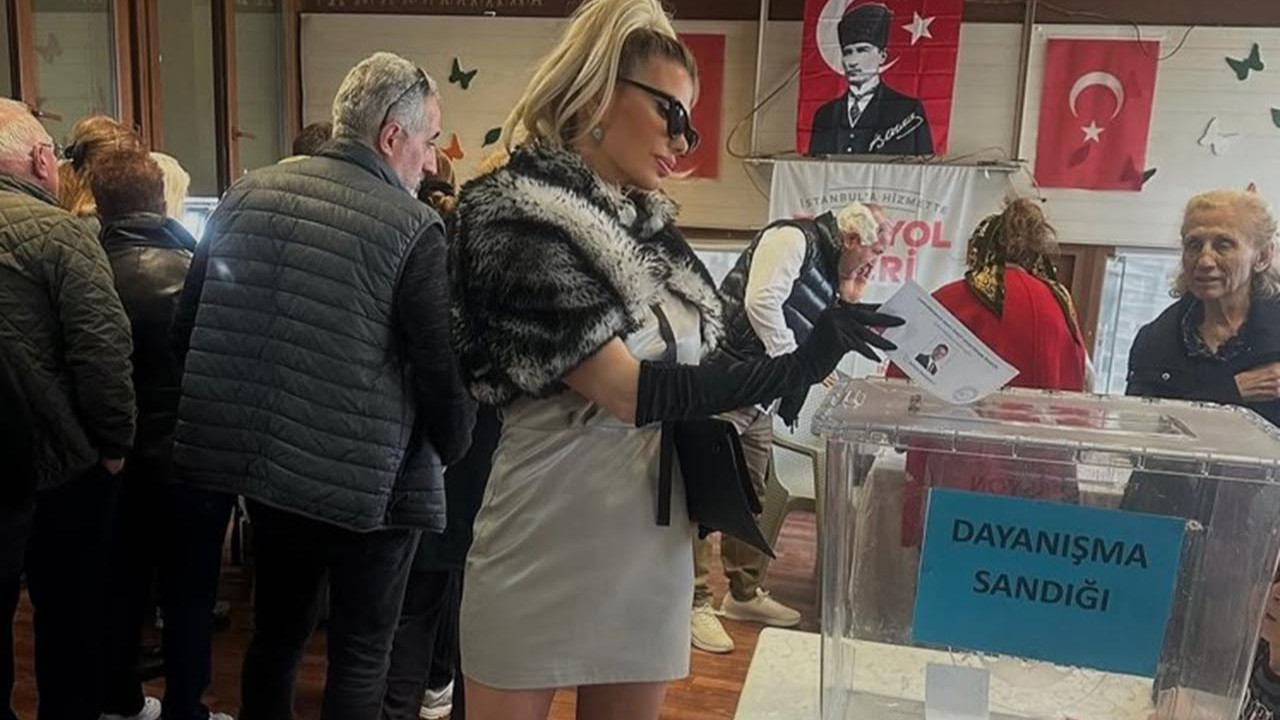 Yine tüm gözler onun üzerindeydi! Ünlü şarkıcı Hatice&#039;den &#039;&#039;seçim&#039;&#039; pozu