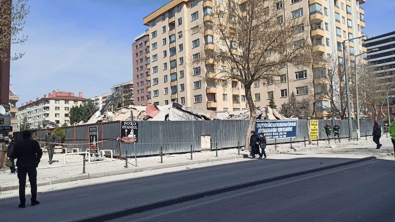 Konya'da 6 katlı bina çöktü