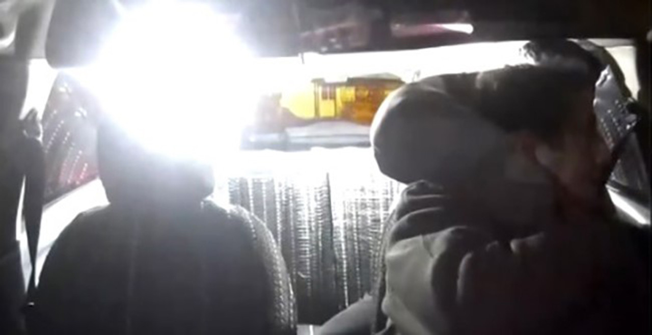 İzmir'de bir kişi müşteri kılığında bindiği taksinin sürücünün başına silah dayayarak paralarını gasbetti. Taksi şoförü korku dolu anlarını anlatırken saldırganın kendisine 