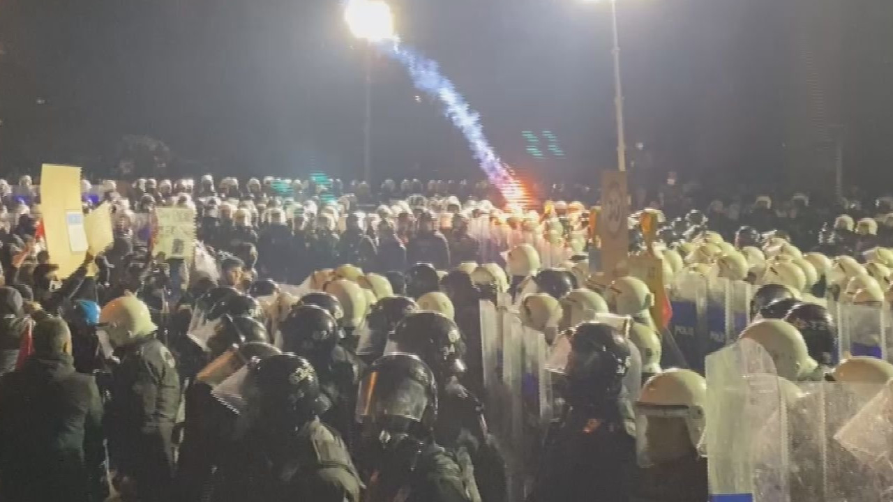 Bozdoğan Kemeri'nde polis müdahalesi: Bir yanda meşaleler diğer yanda biber gazı