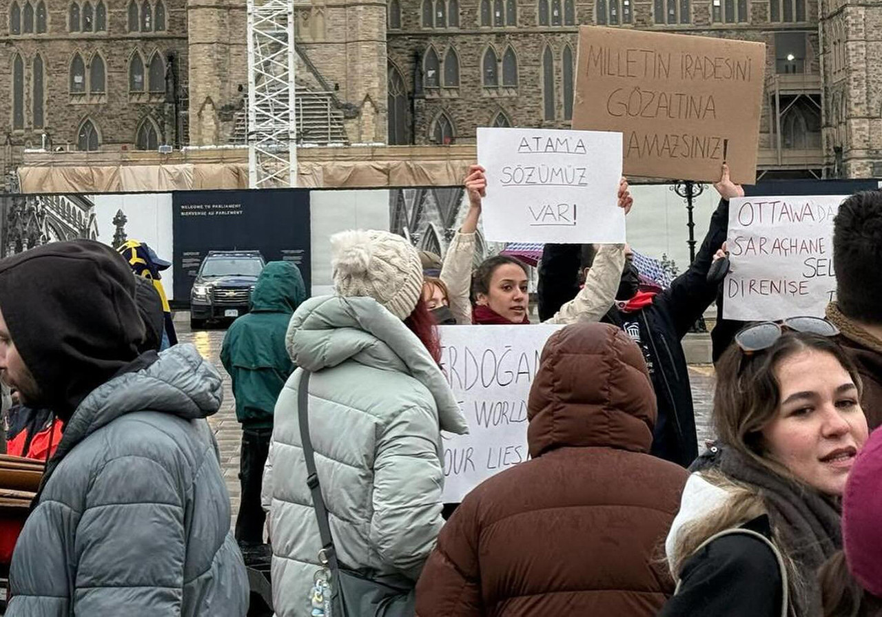 Gazeteci Fatih Altaylı, Türkiye'deki protesto gösterilerini yorumlarken, yurtdışında benzer şekilde protesto için sokağa çıkan bir Türk öğrencinin pasaportunun Türkiye Büyükelçiliği tarafından 