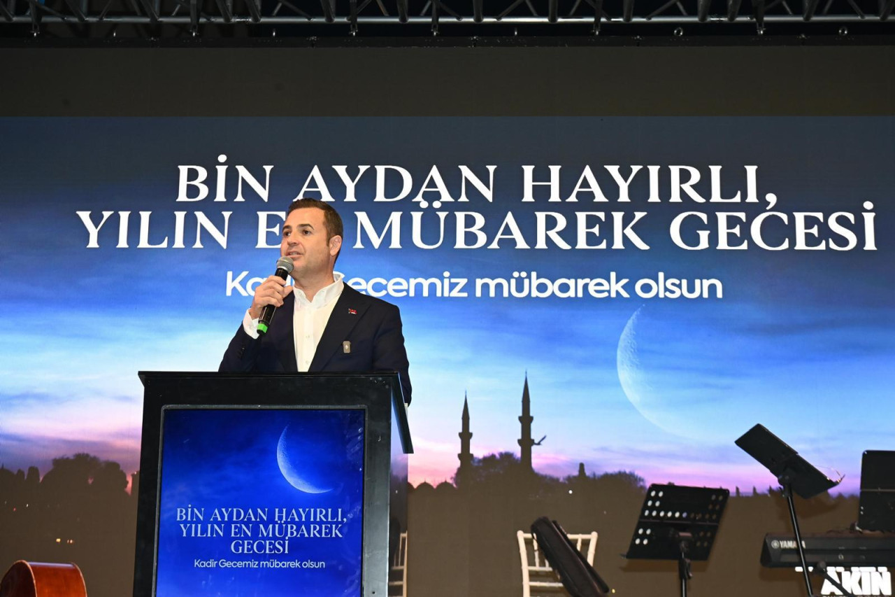 Balıkesir Büyükşehir Belediye Başkanı Ahmet Akın, Kuvayimilliye’nin başkentine yakışır dev bir iftar organizasyonuyla 20 binden fazla kişiyi Zağnos Paşa Camii Meydanı’ndaki iftar sofrasında buluşturdu. “Bu sofrada hepimize yer var, ayrımız gayrımız yok” diyen Akın, hiçbir ayrım yapmadan herkese eşit şekilde yaklaştıklarını ifade etti.