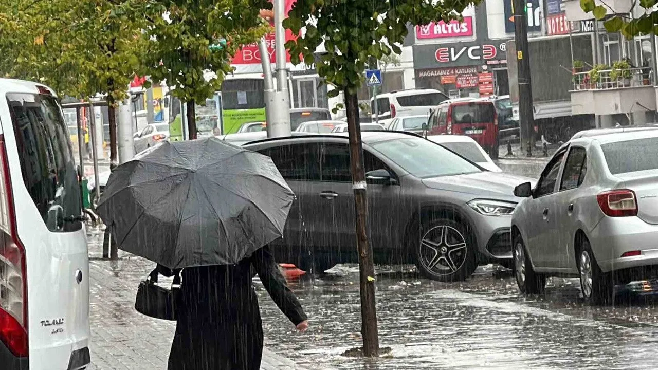 Hava sıcaklıkları düşüyor, bir yandan sağanak yağış diğer yandan çöl tozu geliyor