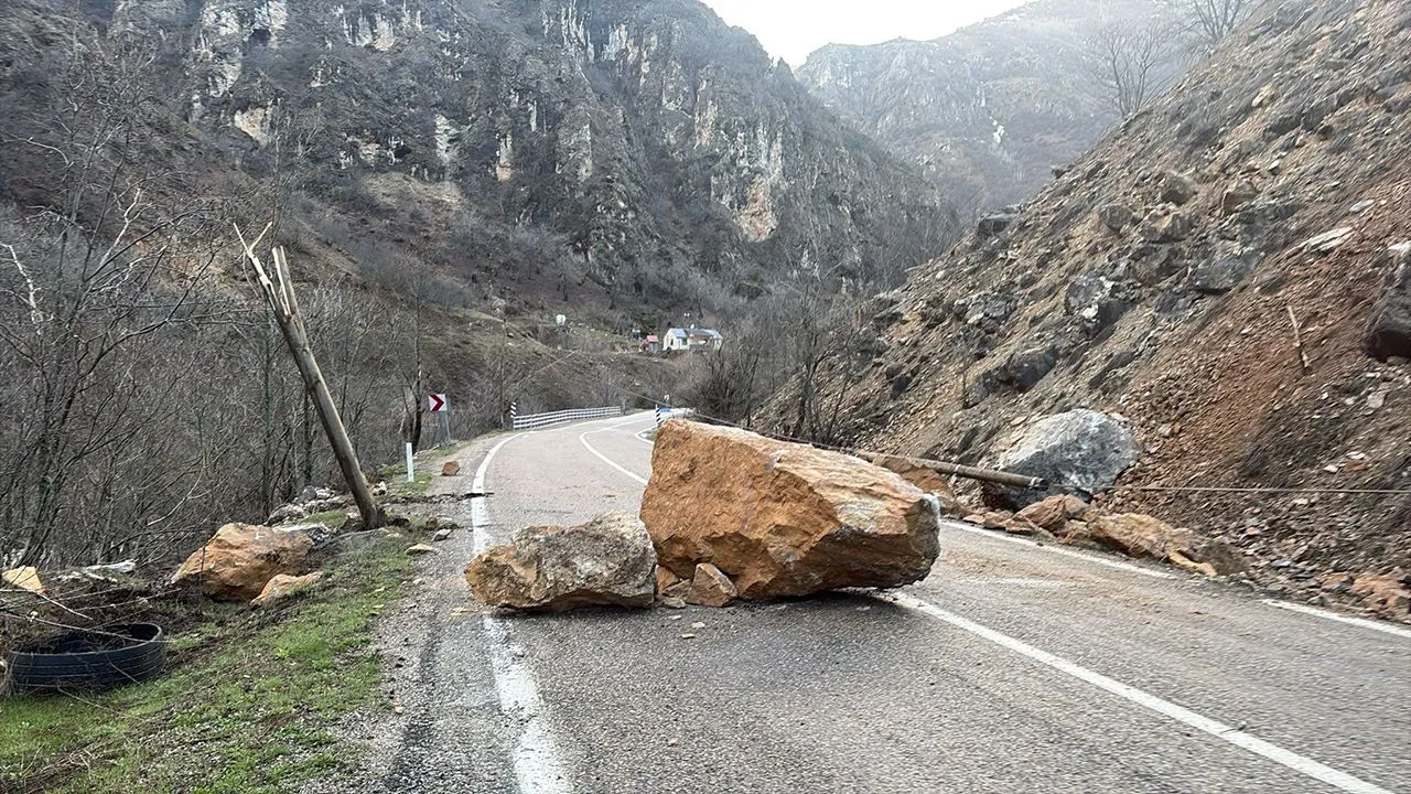 Yine bir faciadan döndük... Gökten dev kayalar yağdı
