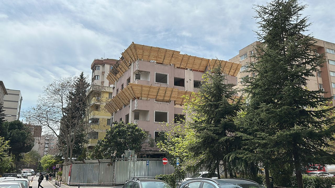 İstanbul'da kentsel dönüşüm şantiyesinde kepçe operatörü 5'inci kattan düştü