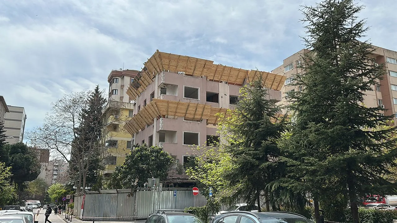 İstanbul'da kentsel dönüşüm şantiyesinde kepçe operatörü 5'inci kattan düştü