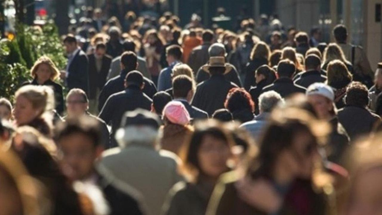 İletişim Başkanlığı binası önünde Türk bayrağı dalgalanıyor