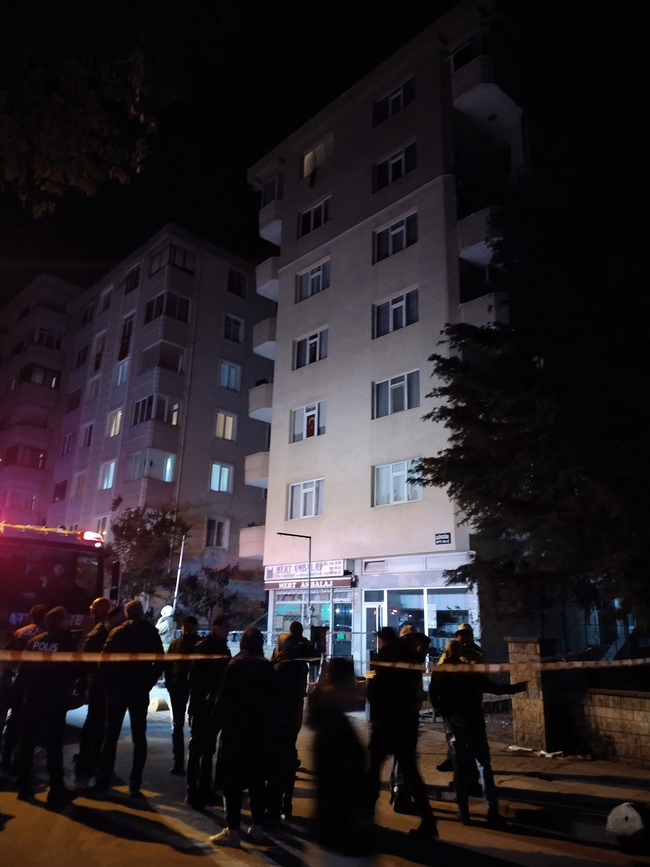 İstanbul'da 6 katlı binan 5'inci katındaki balkon çöktü