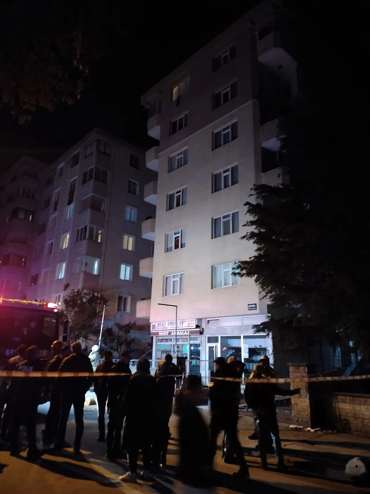 İstanbul'da 6 katlı binan 5'inci katındaki balkon çöktü