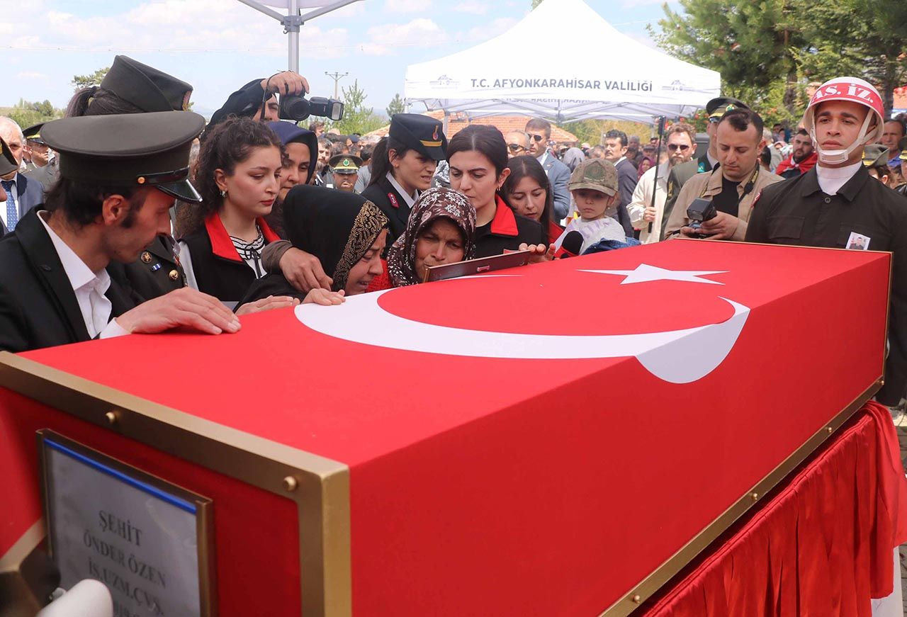 Şehidin 4 yaşındaki kızından kahreden sözler: ''İğne babama batıyor...''